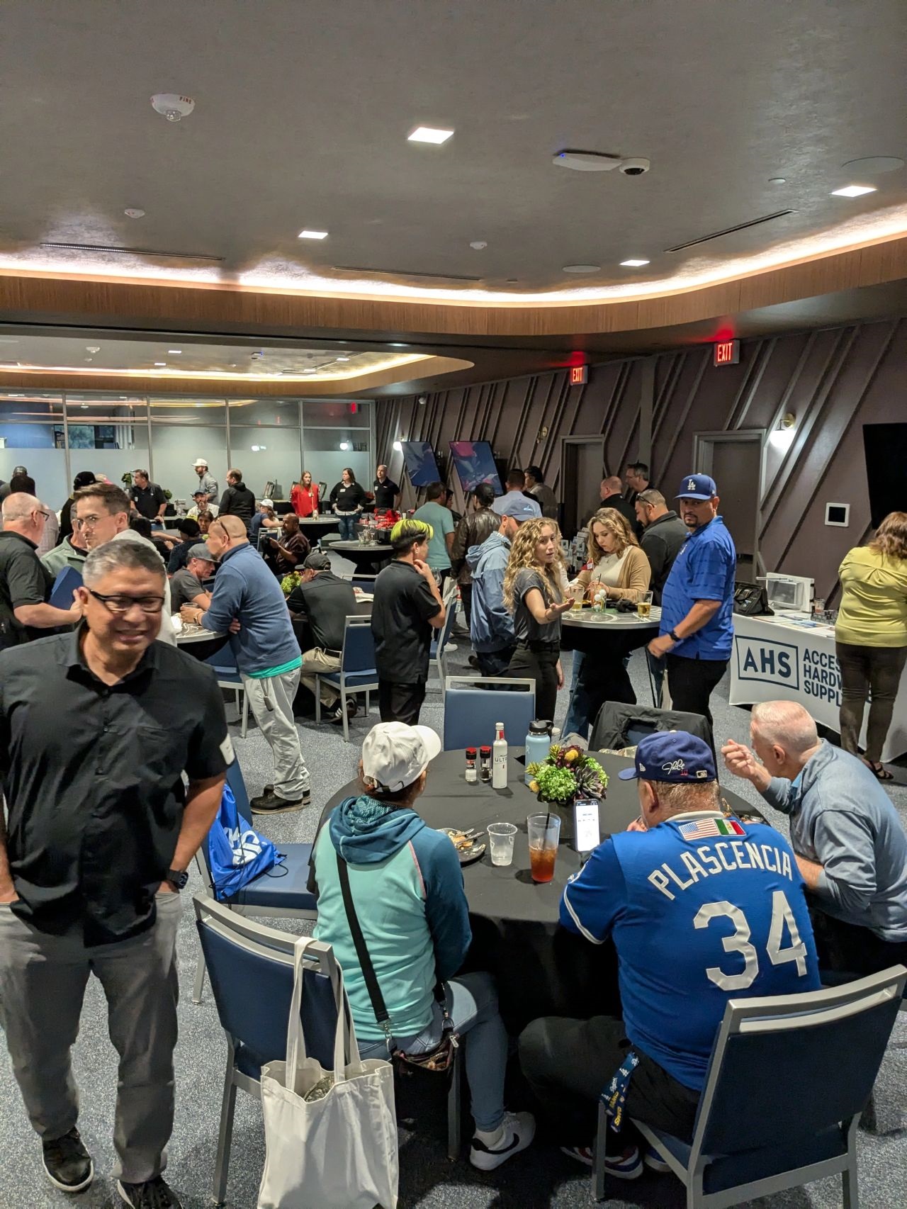 CGA event attendees enjoy dinner and networking.